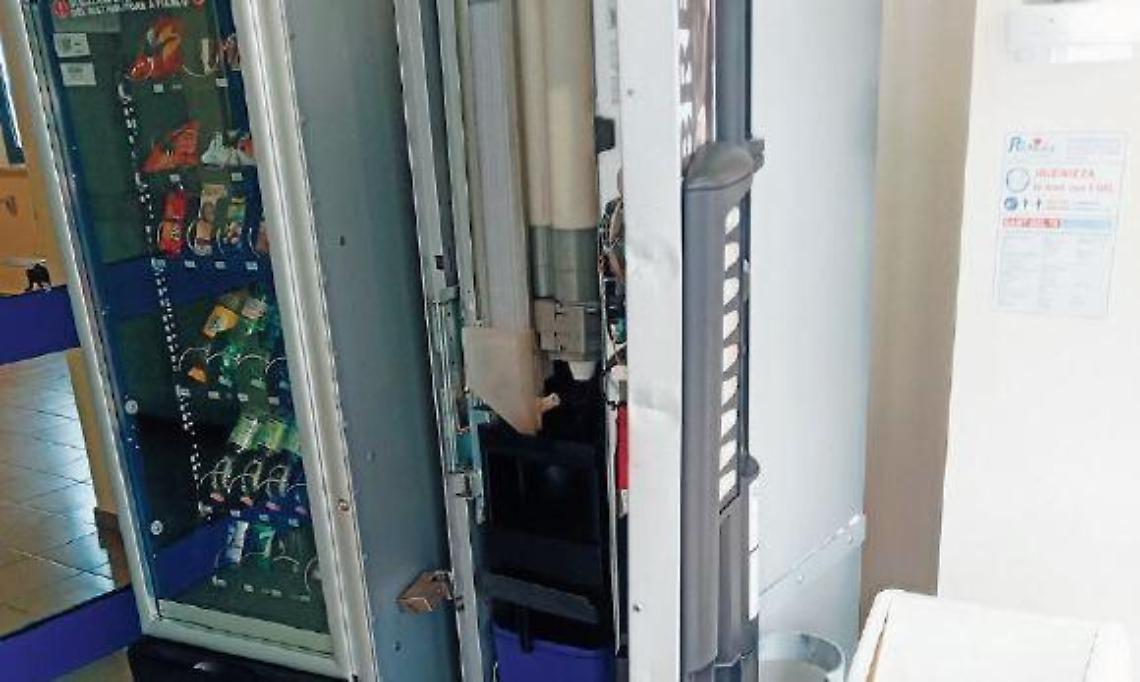 Distruttore seriale di macchinette: in due notti ha seminato il caos