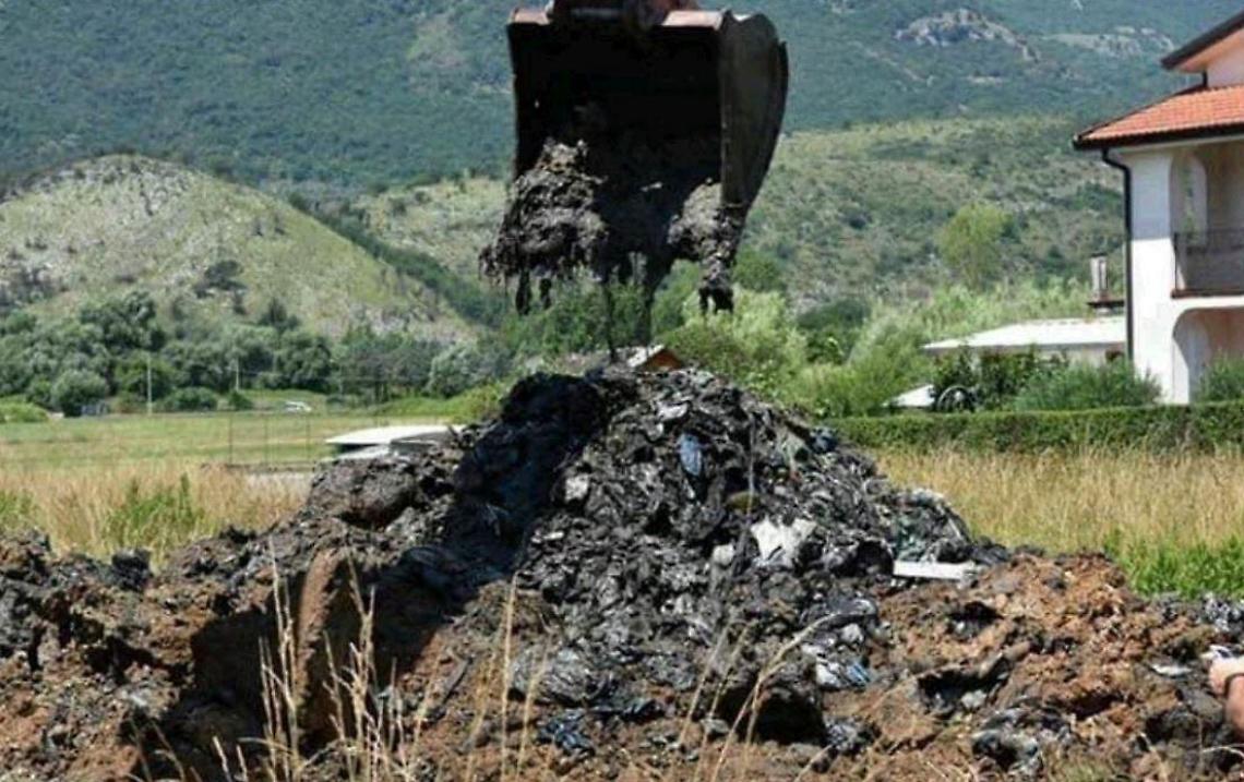 Nocione, miasmi e sospetti veleni interrati: si accelera sull'ambiente