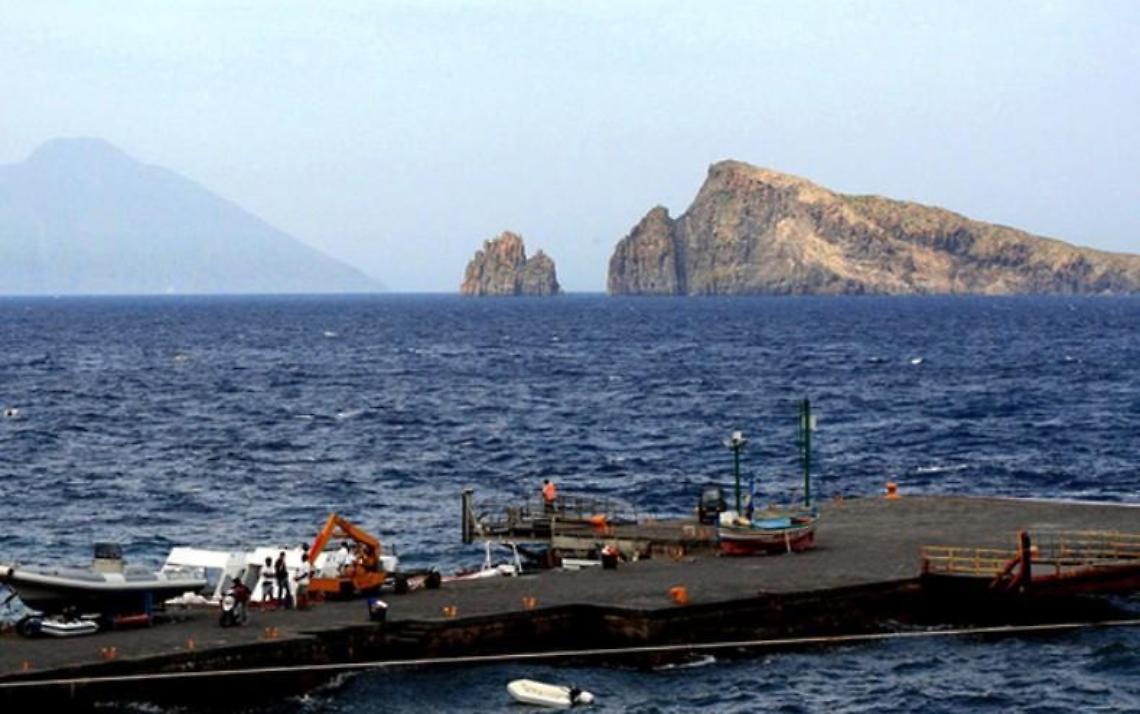 Si tuffa in mare durante una gita in barca con i genitori: 15enne muore annegato