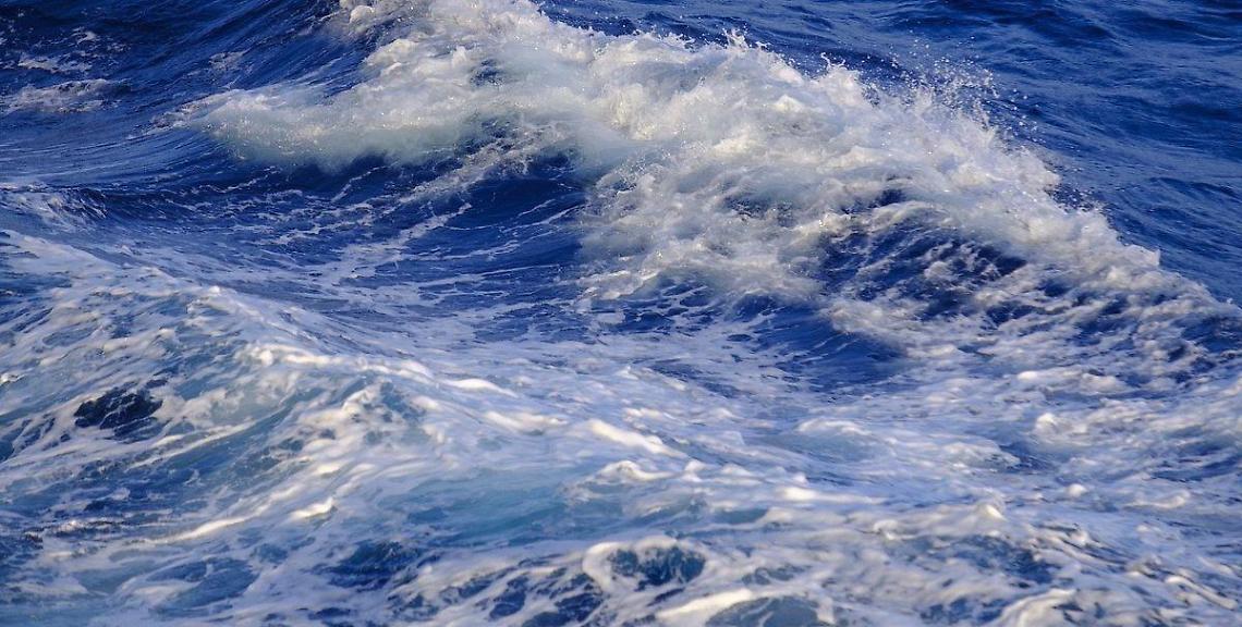 Tre giovani turiste rischiano di annegare: salvate dagli "angeli del mare"