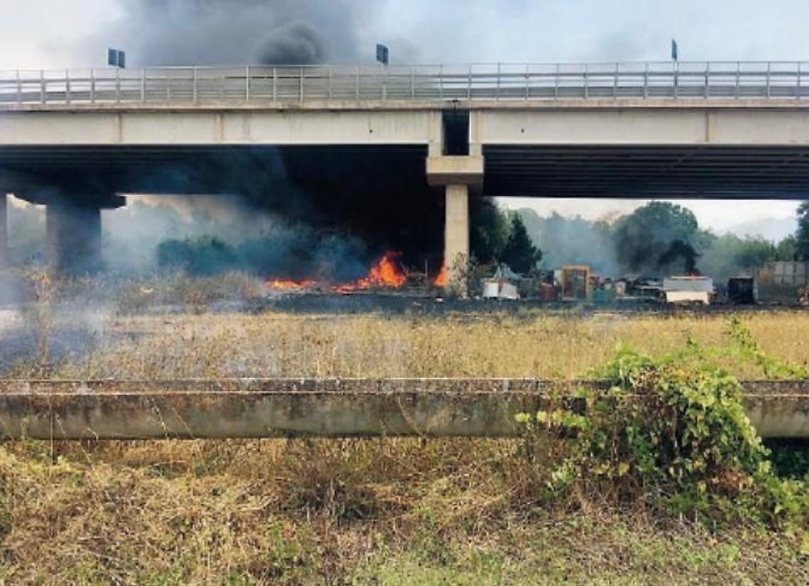 Vasto incendio sotto la variante Appia: numerosi disagi e tanta paura