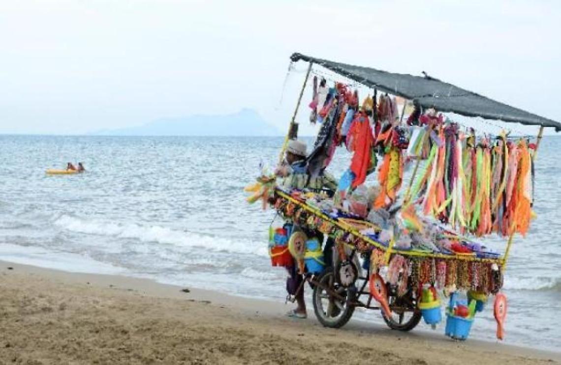 Sperlonga, bambino rischia di annegare in mare: venditore ambulante lo salva
