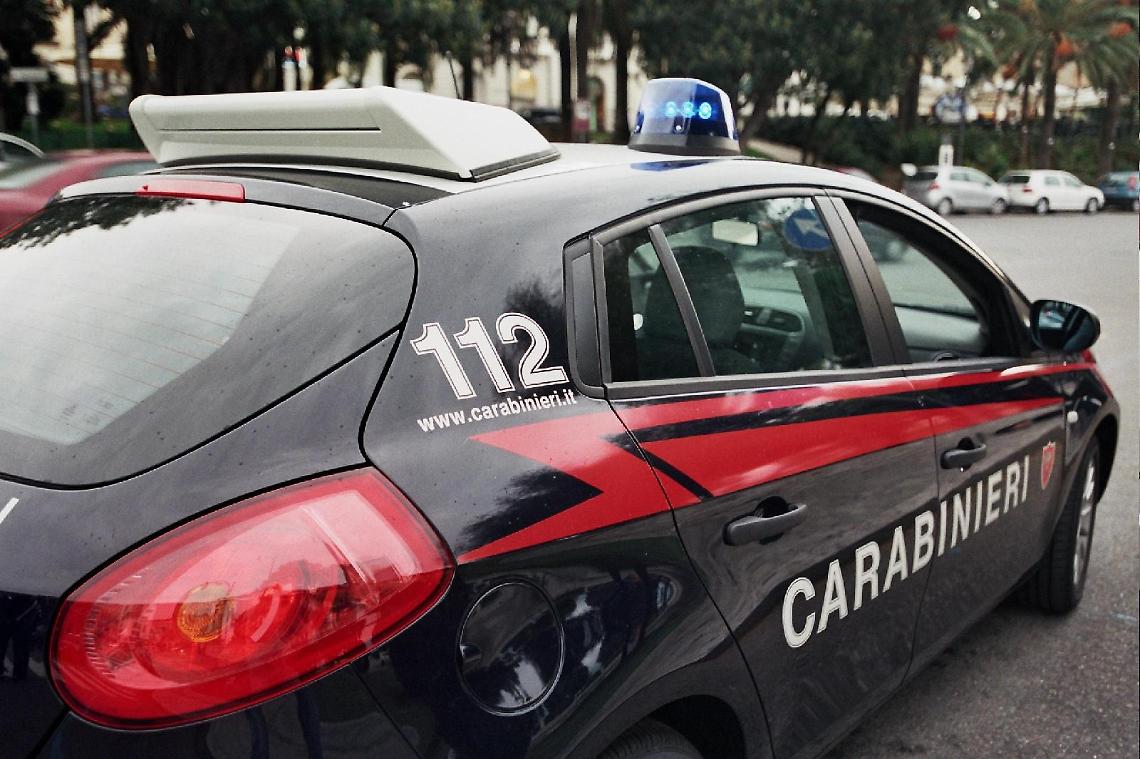 Litiga con la compagna in vacanza e poi aggredisce anche i militari: arrestato