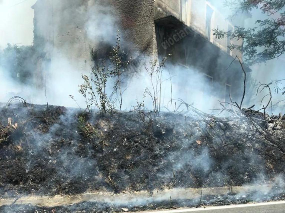 Incendio allo svincolo della superstrada: massima prudenza per gli automobilisti