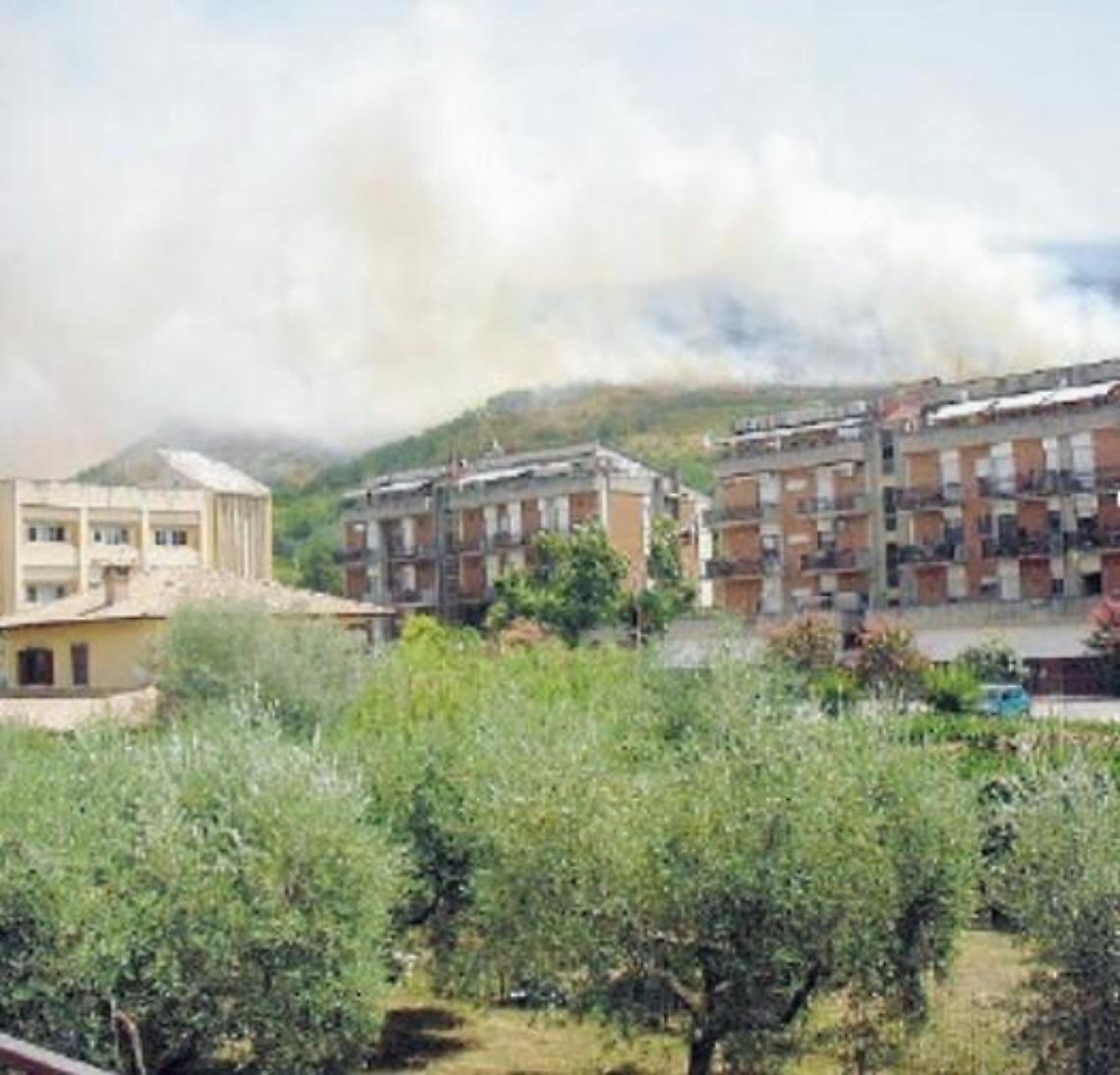 Incendio brucia un versante del monte Le Cese: fiamme, fumo e paura tra i residenti