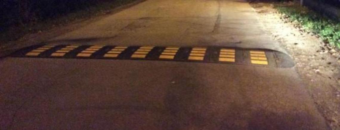 Auto ad altissima velocit&agrave;, strada come una pista: i residenti chiedono i dissuasori