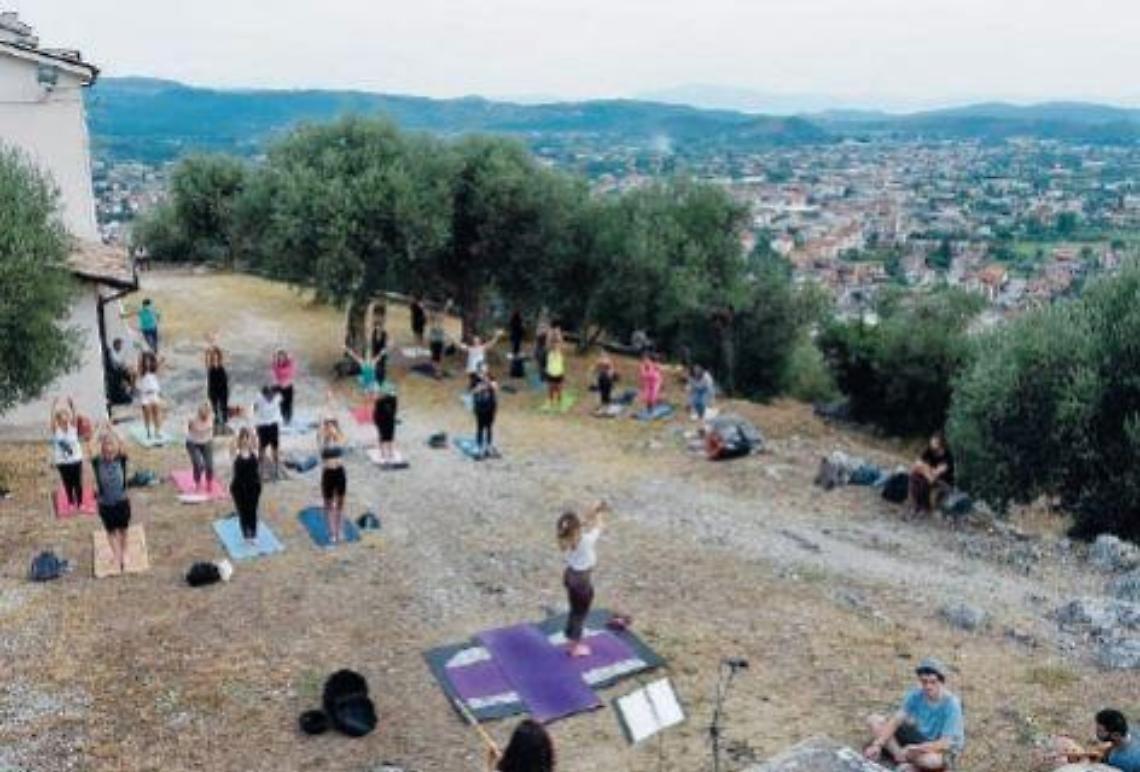 Sora, esercizi yoga e musica dal vivo: il benessere sul tetto della città