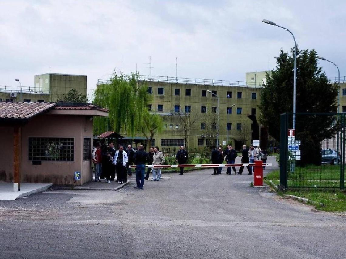 Detenuto appicca il fuoco in cella, 3 ricoverati. Piombano le accuse: troppe carenze