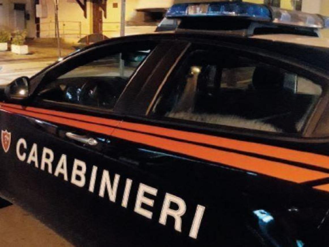 Minaccia una donna con una bottiglia di vetro e le ruba la borsa: nigeriano denunciato