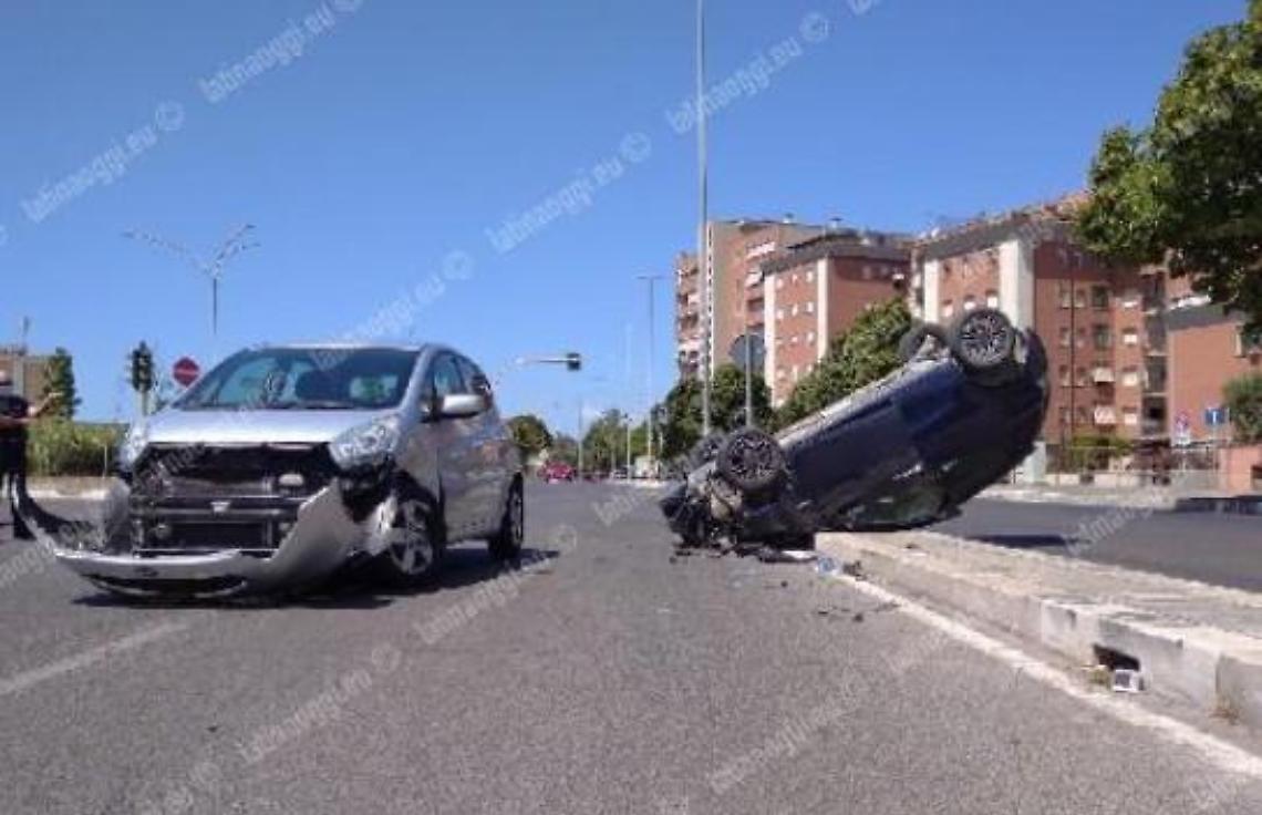 Incidente tra due auto, una si ribalta: ferita una donna