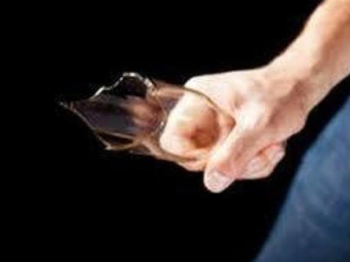 Minaccia con un collo di bottiglia una giovane e la deruba di 10 euro: denunciato