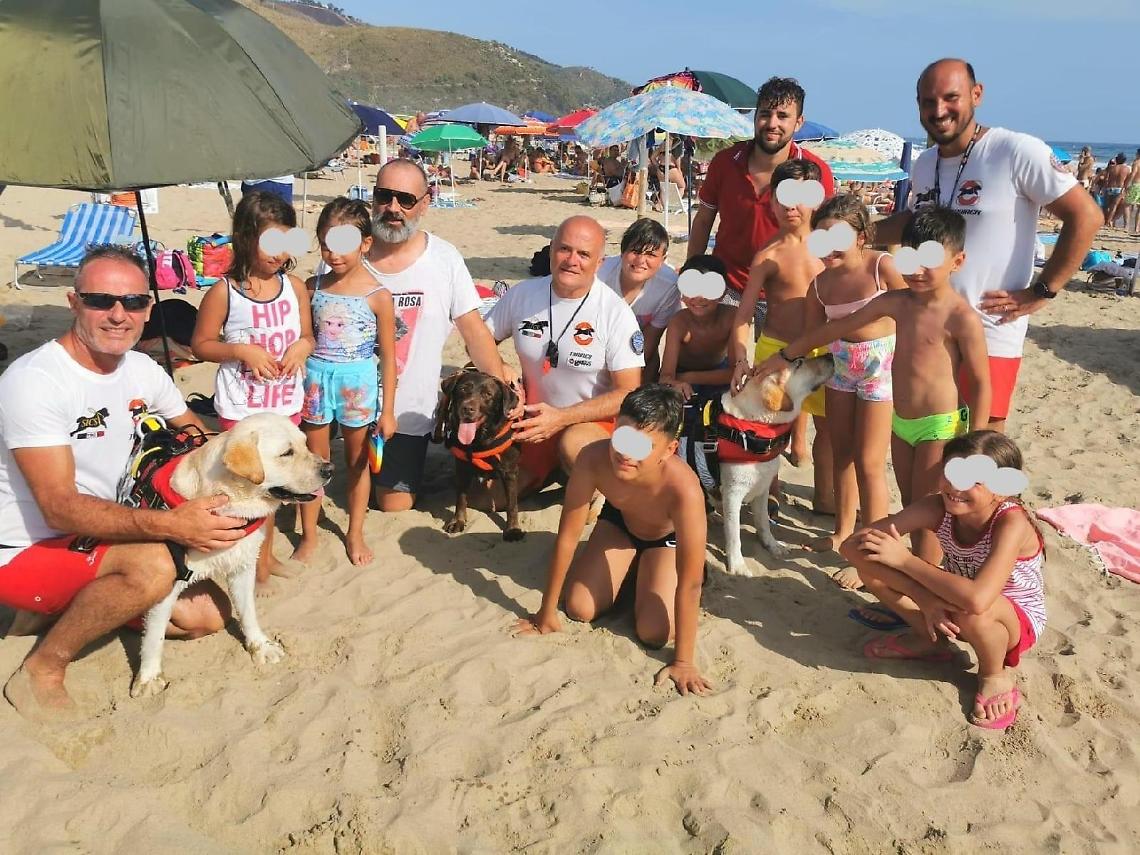 Terrore in alto mare: 14 persone in balia delle onde, salvate dai cani bagnino
