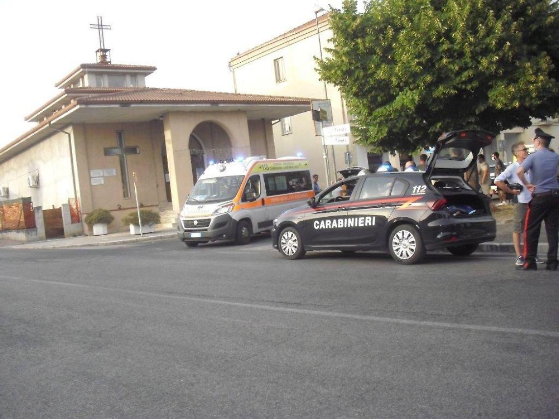 Incidente spettacolare, carambola fra tre auto: una giovane in ospedale