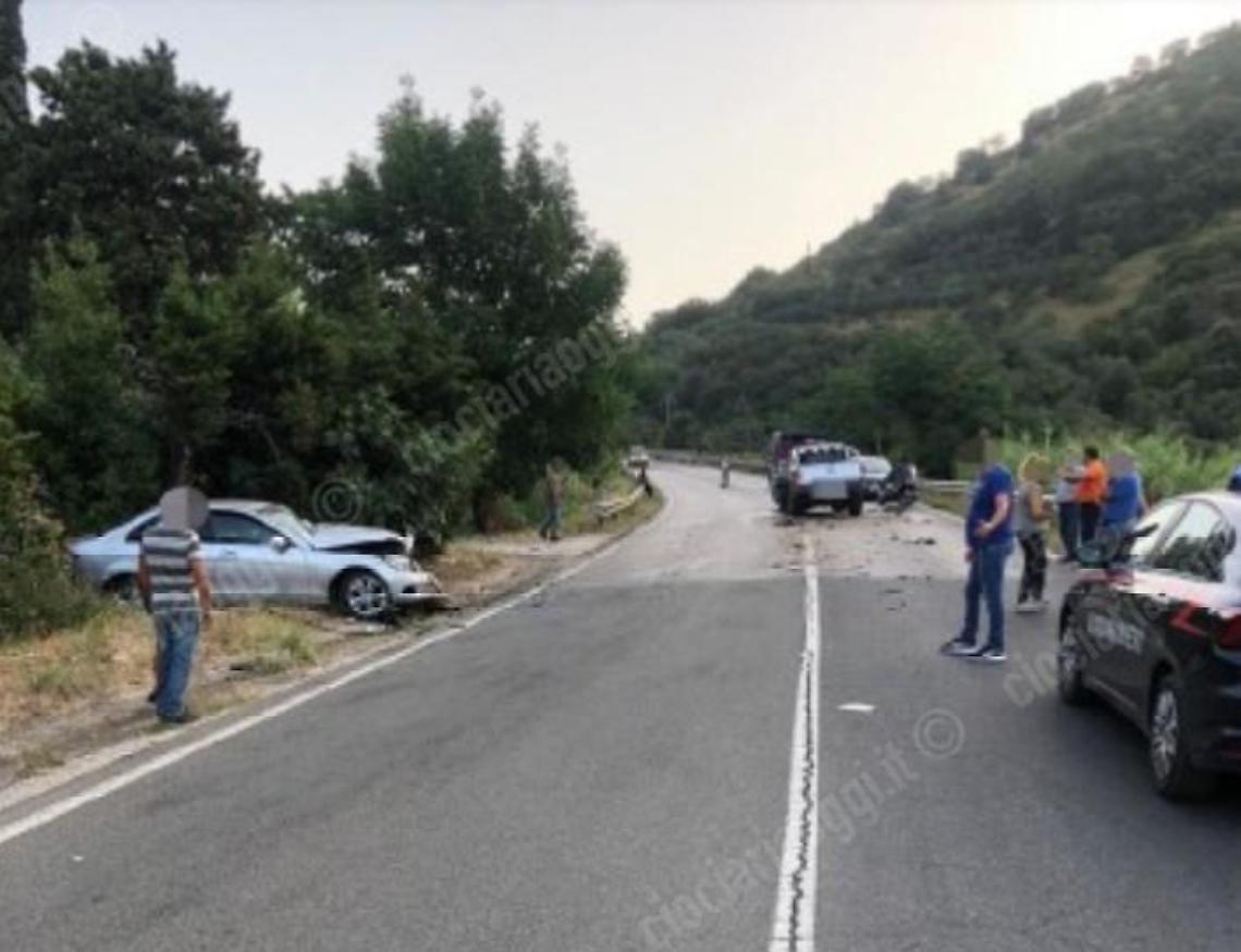 Incidente fra tre veicoli, quattro feriti: elitrasportato un uomo