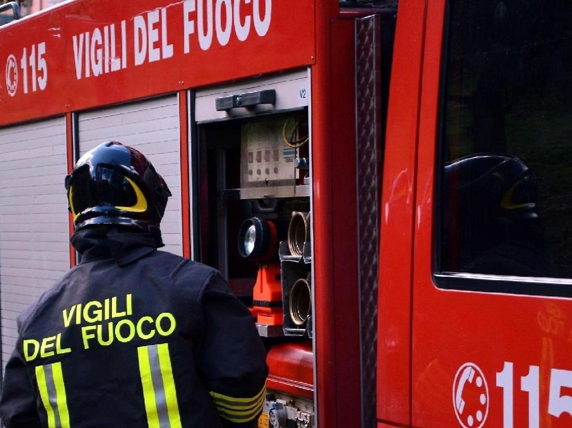 Aeroporto dato alle fiamme, caccia al piromane: «un ignobile infame»