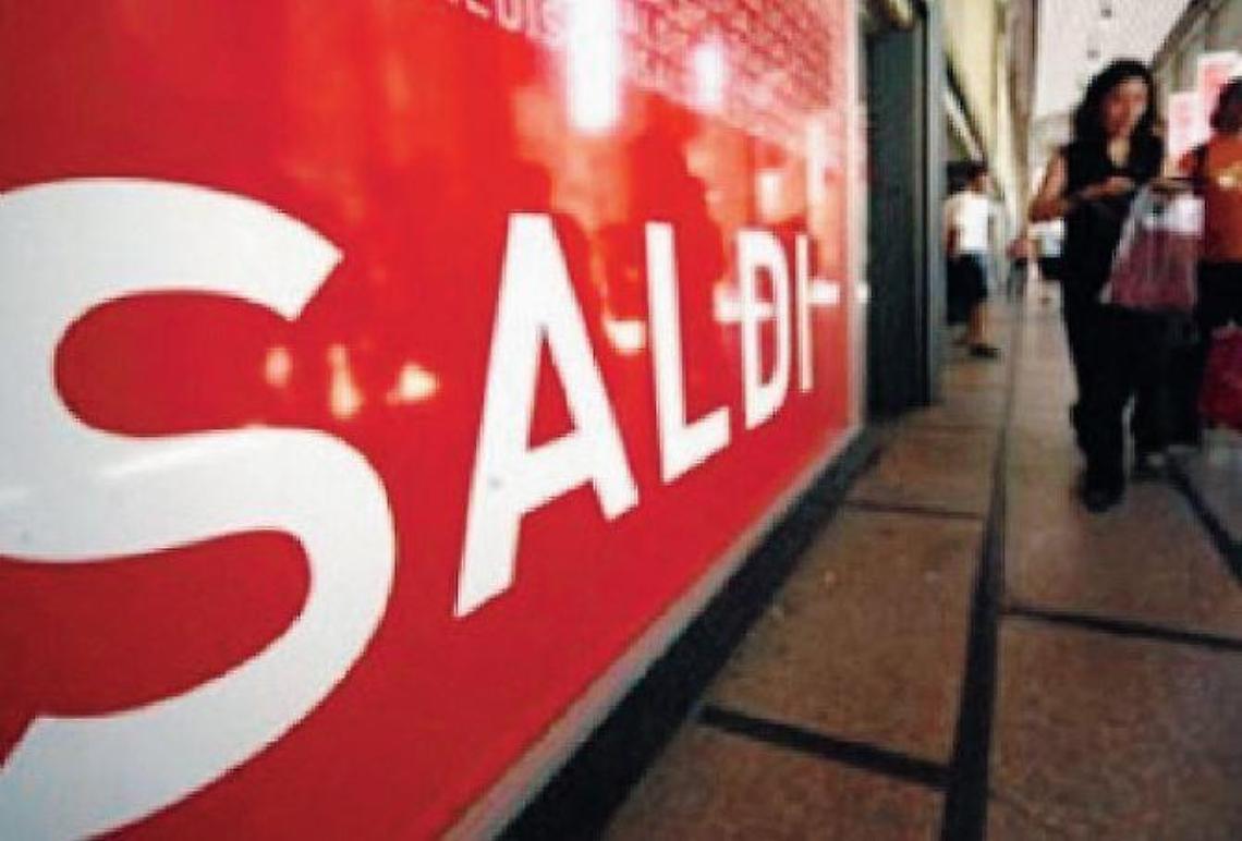 Covid e ripartenza: timidi segnali di ripresa coi saldi. Il "ciclone Amazon"