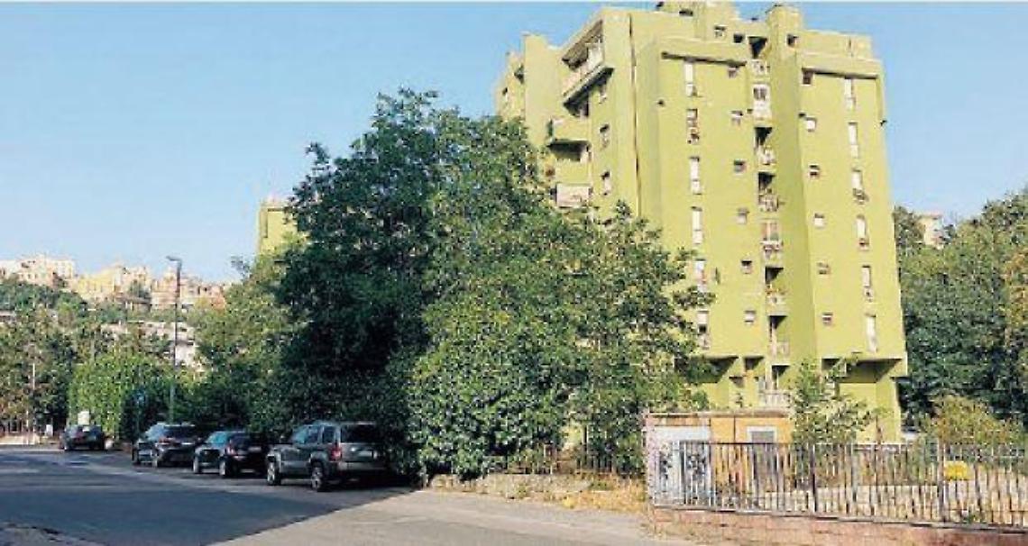 Diciassettenne caduto dal balcone: condizioni stabili. Proseguono le indagini
