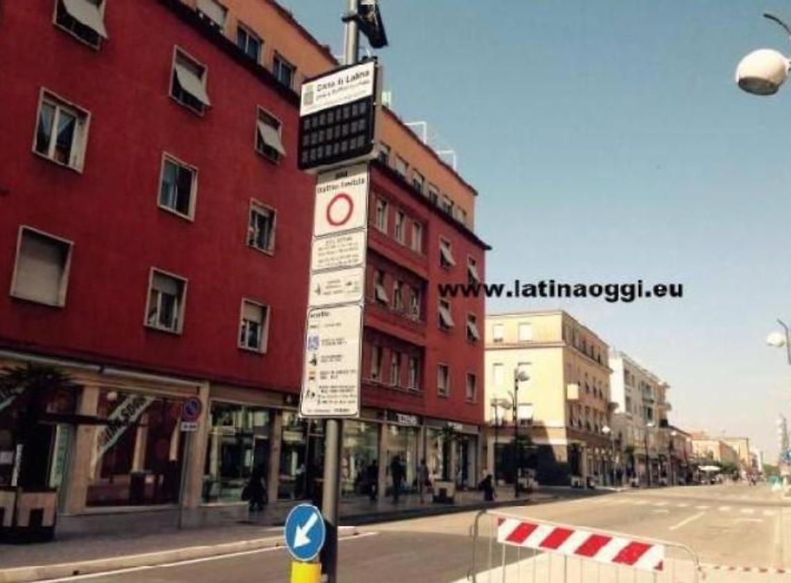 Follia tra i negozi del centro: mezzo nudo semina il panico aggredisce un commesso