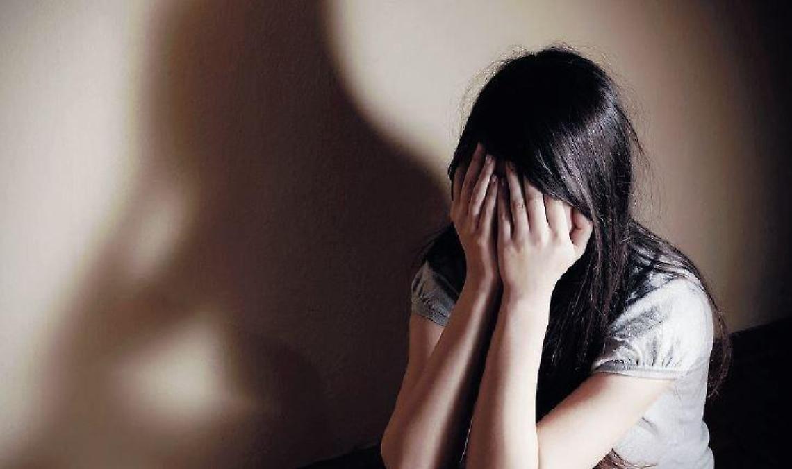 Prese a schiaffi e pugni davanti ai figlioletti: 2 denunce simili in pochi giorni