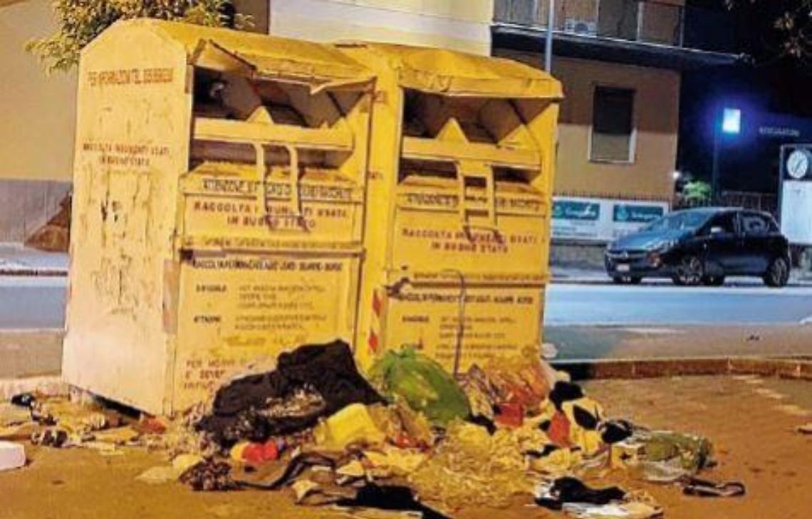 Ancora raid notturni ai cassonetti degli abiti usati: sale l'indignazione