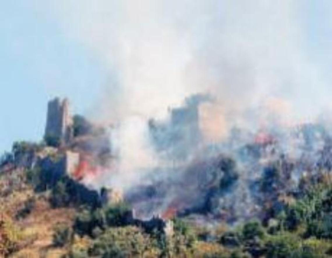 Castello dei Conti a fuoco: ancora impossibile quantificare i danni