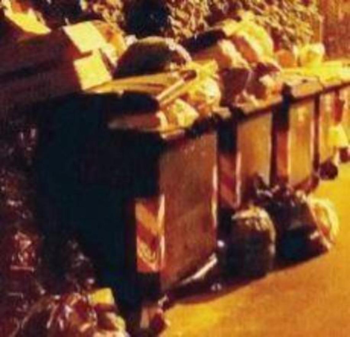 Cassonetti stracolmi, vandali e incivili in azione: i residenti sono esasperati
