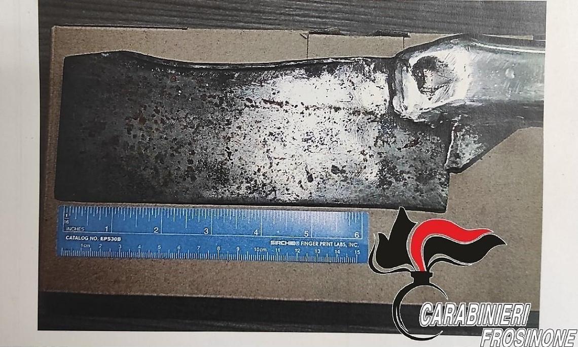 Cena tra amici sfocia in dramma: 32enne aggredisce a colpi di mannaia un altro uomo