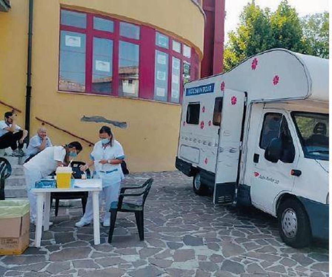 Covid, il Lazio a quota 348. D'Amato rinnova l'appello: "Vaccinatevi"