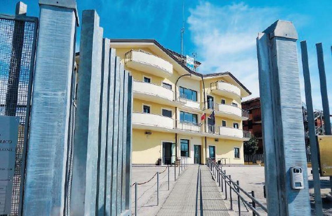 La corteggia al bar e l'accompagna a casa. Poi la violenta: giovane arrestato