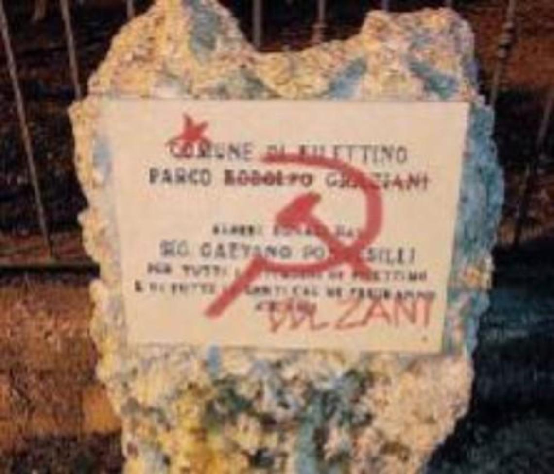 Imbrattata la targa intitolata a Graziani? No, un fotomontaggio creato ad hoc