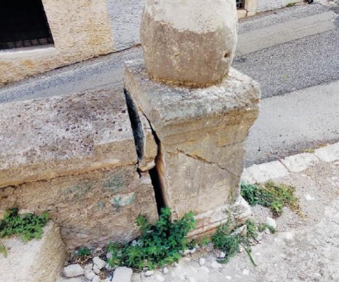 La storia in frantumi, danni al cippo romano: l'allarme dei residenti