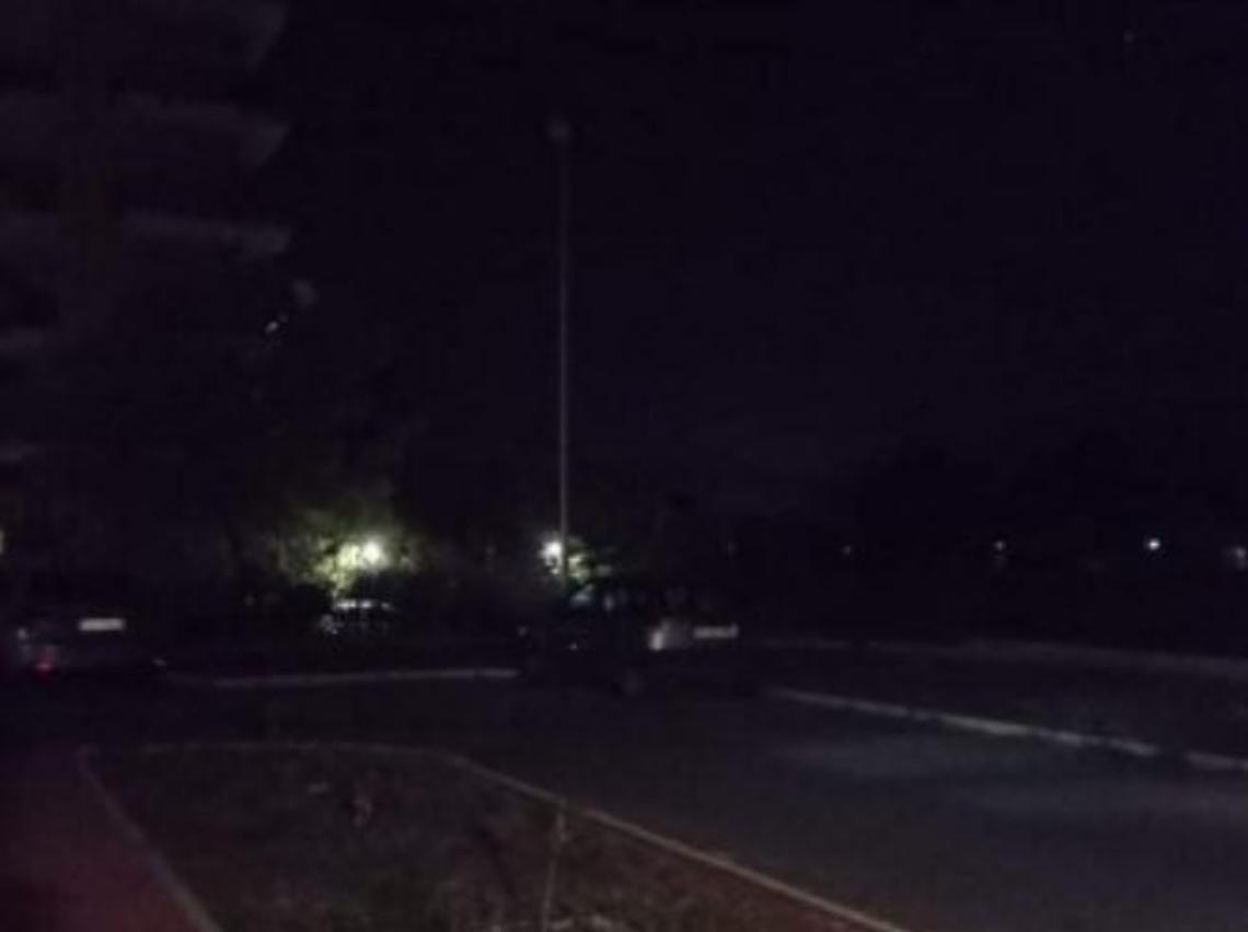Un black out permanente nella palazzina Ater: "Da tre mesi nessuno interviene"
