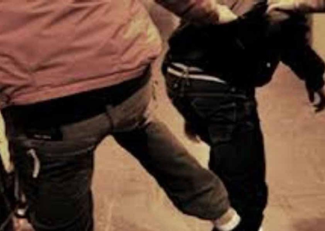 Botte da orbi, fuga e furgone contro un albero: far west in pieno centro