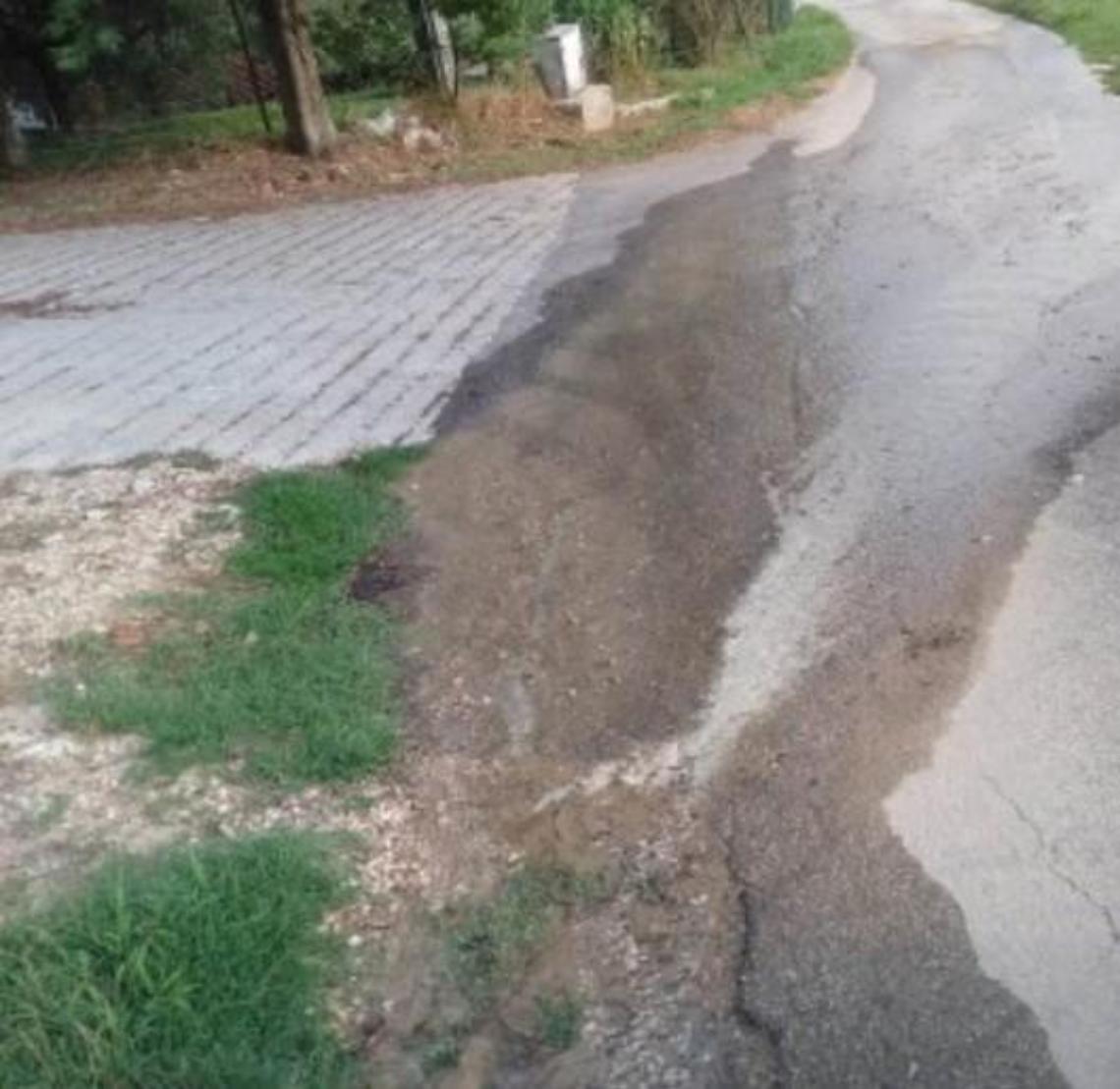 Strade pericolose e perdite d'acqua nonostante le riparazioni: residenti esasperati