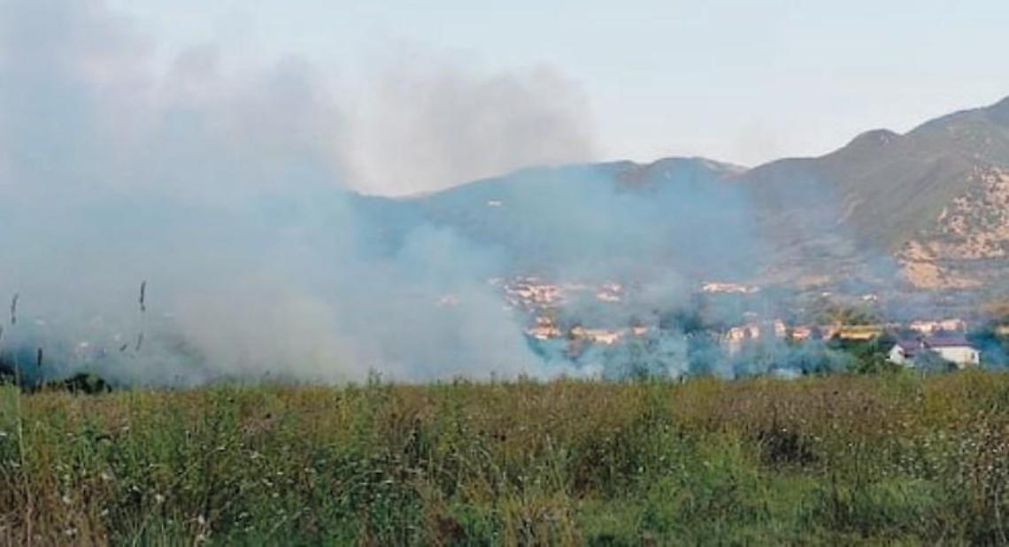 Brucia ancora Nocione, fiamme fino al pomeriggio: allarme per la salute pubblica
