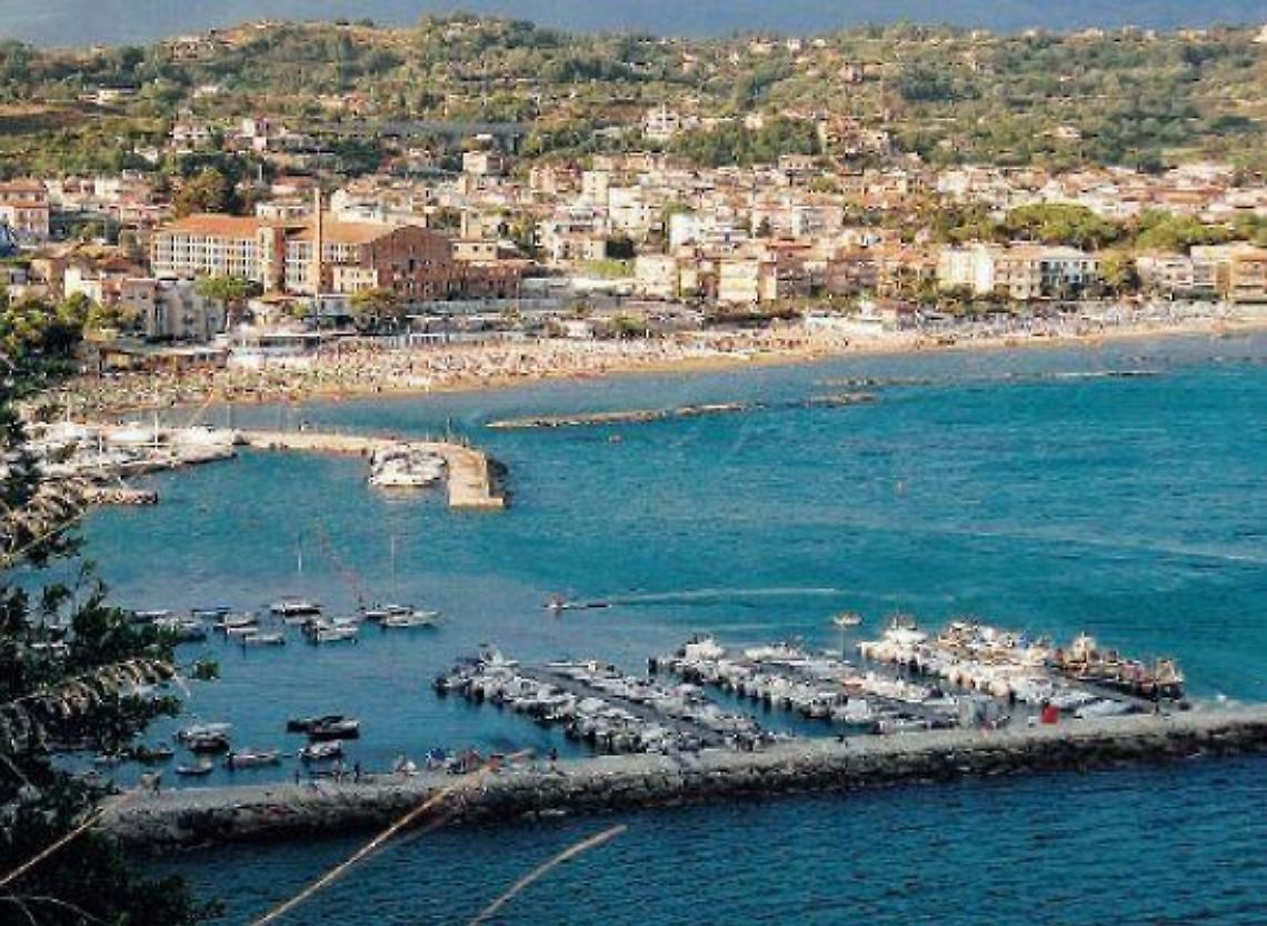 Chiede di pagare l'acqua con il Pos: scoppia il caos nello stabilimento