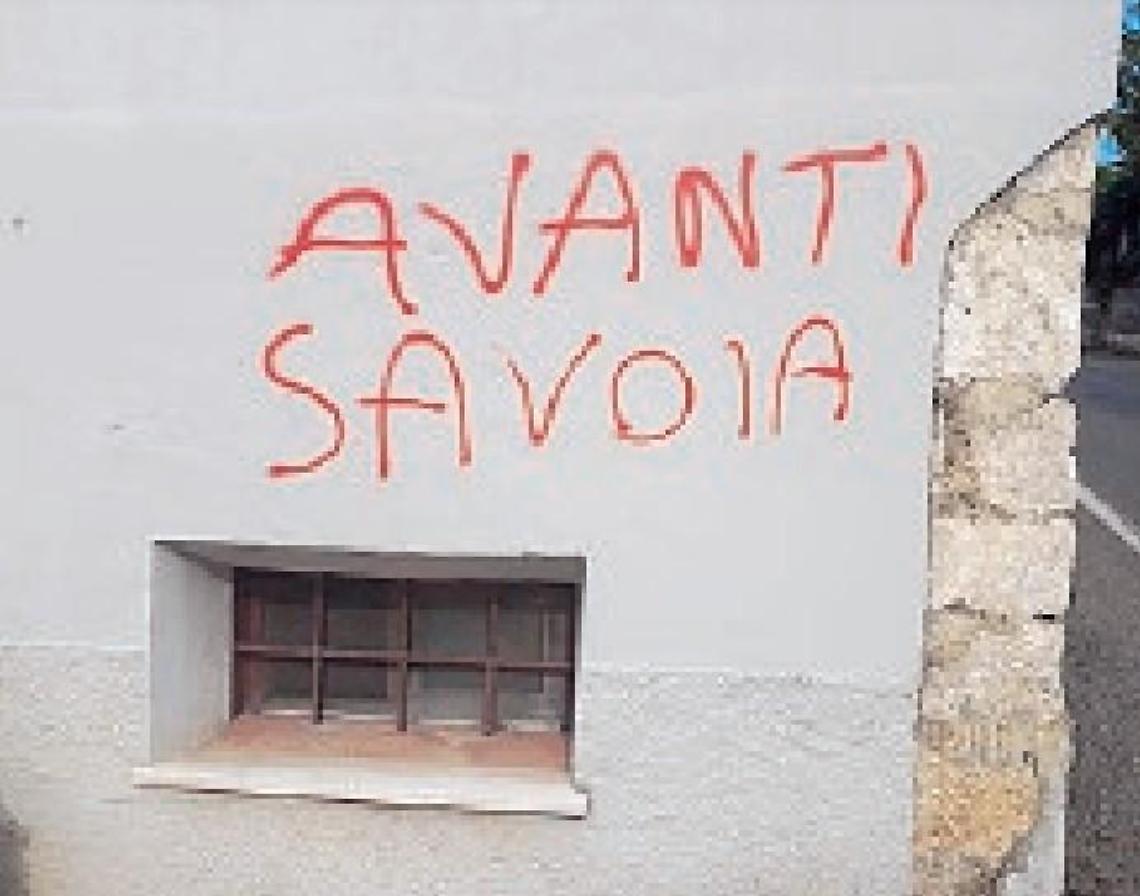 Vandali ancora in azione: imbrattata per la terza volta la facciata della chiesa