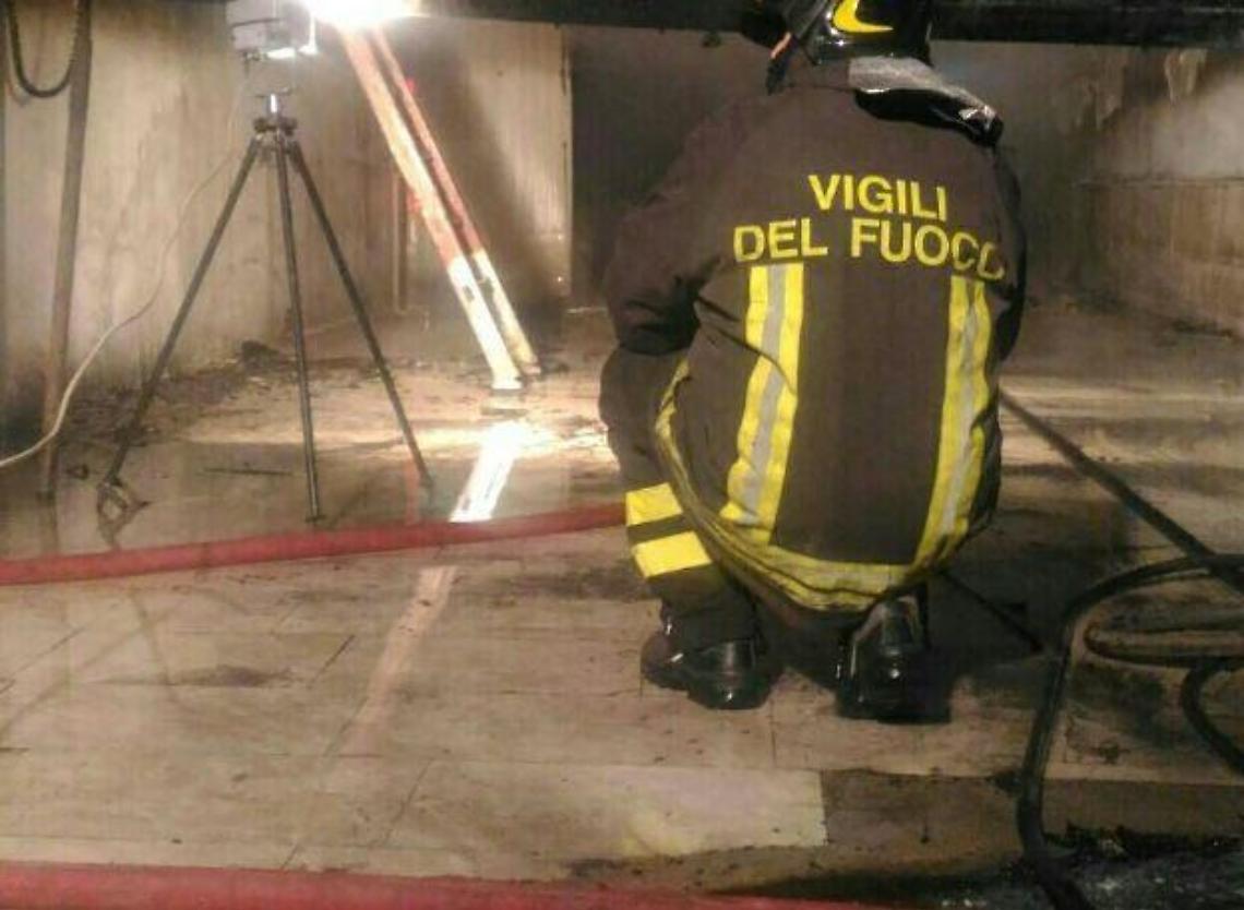 Rimessa avvolta dalle fiamme nella notte. L'allarme e la paura dei residenti