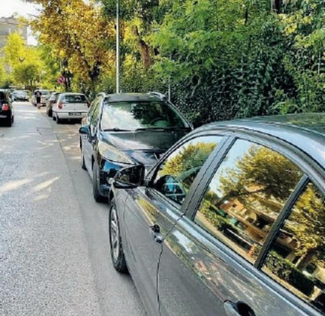 Parcheggio selvaggio, marciapiede off limits a causa dei furbetti: cresce la rabbia