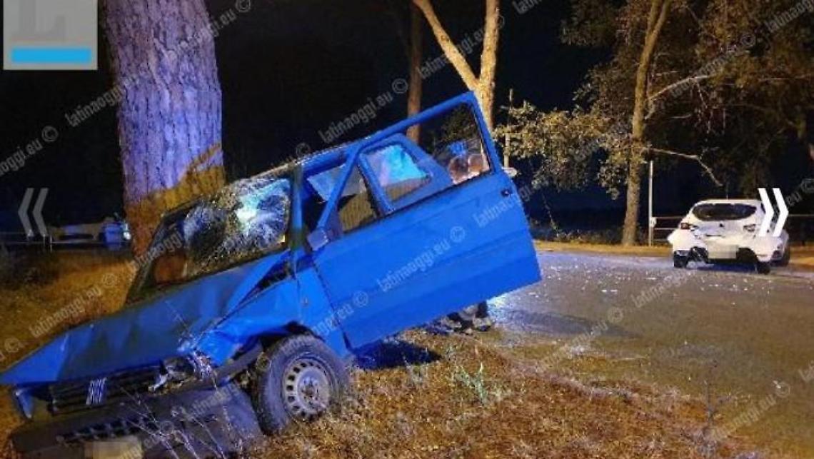 Incidente tra due auto, impatto violentissimo: feriti tre giovani