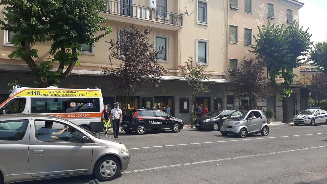 Rapina a mano armata in gioielleria: i banditi fuggono con un maxi bottino. Caccia all'uomo