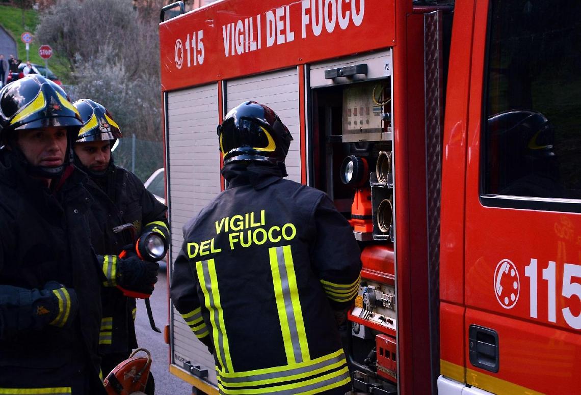 Incendio di sterpaglie devasta la piscina: fumo e fiamme fanno scattare l'allarme
