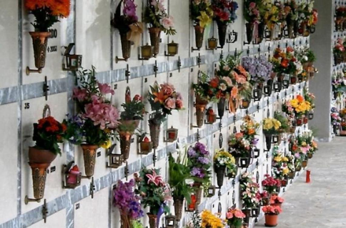Va al cimitero e le rubano la borsa: monta la rabbia sui social