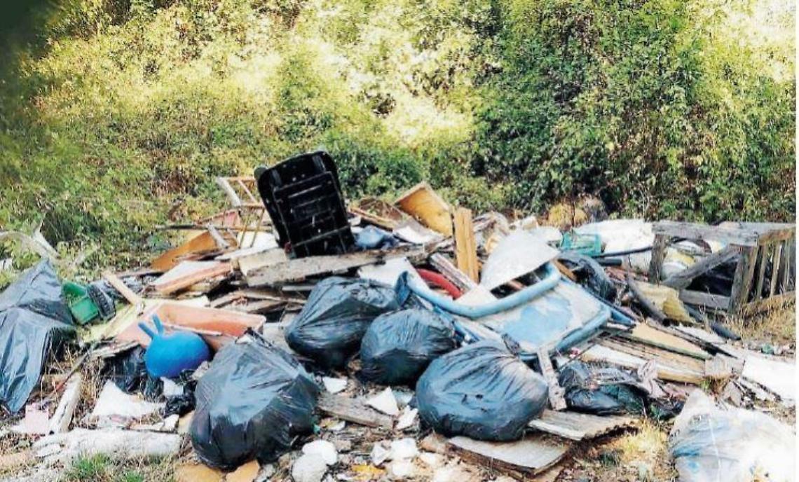 Dilagano le discariche, l'inciviltà regna sovrana: urgono le fototrappole