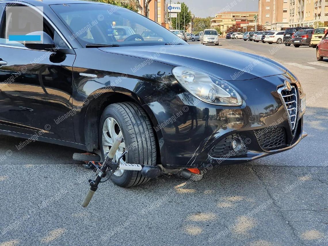 Incidente all'incrocio: monopattino travolto da un'auto, ferito un uomo