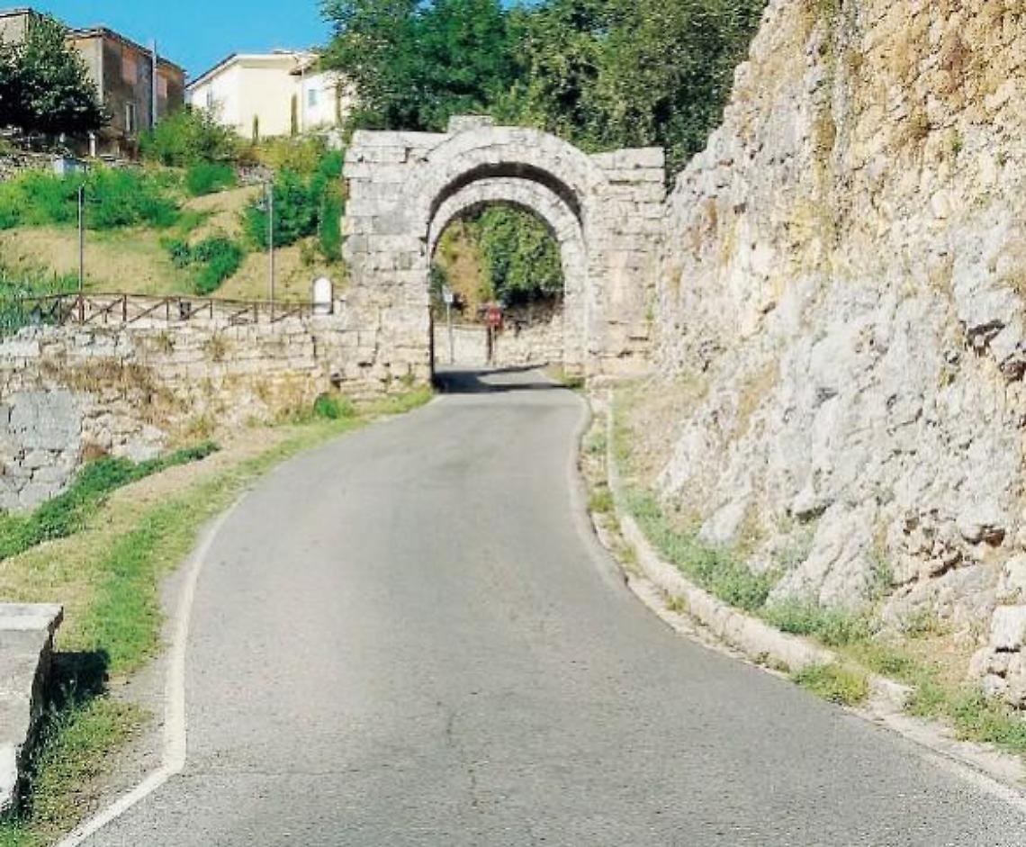 Porta Maggiore al buio e vandali in azione: la protesta dei cittadini