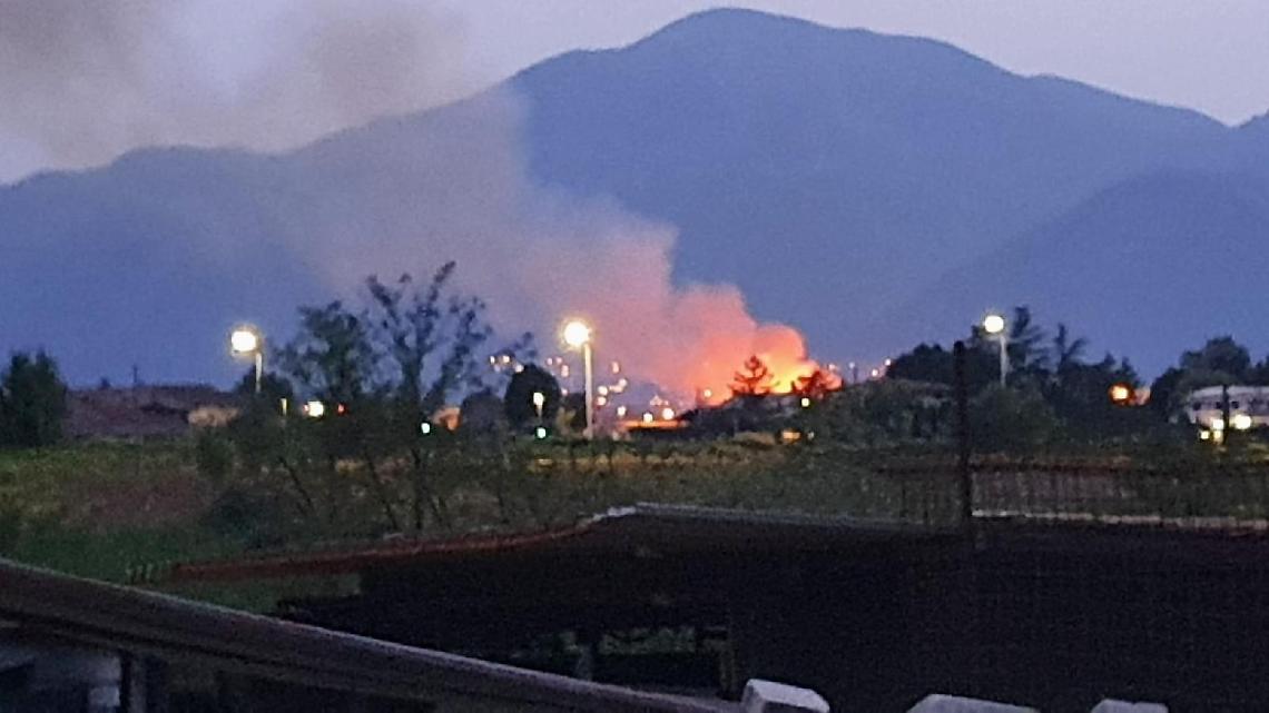 Incendio in un canneto: fiamme alte e paura. Vigili del fuoco in azione