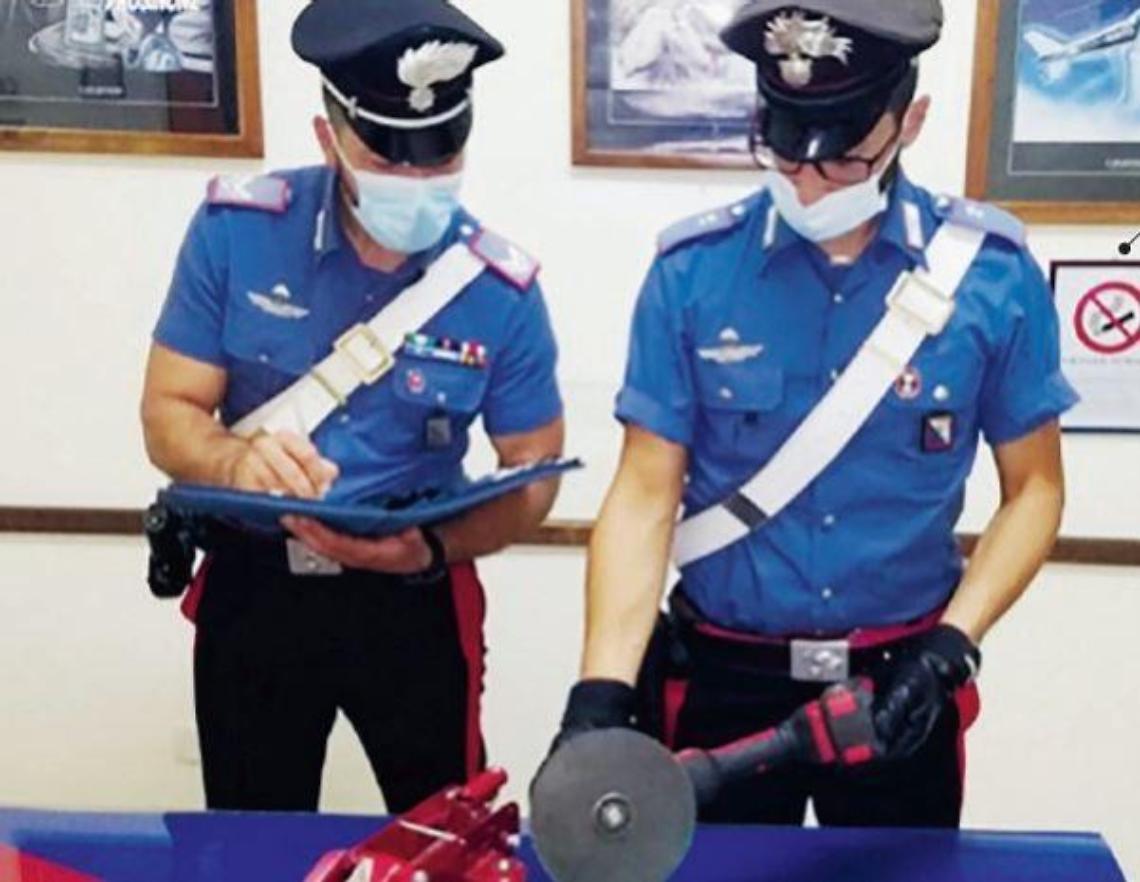 Sorpreso mentre cerca di rubare una marmitta, spintona i militari e fugge: l'epilogo