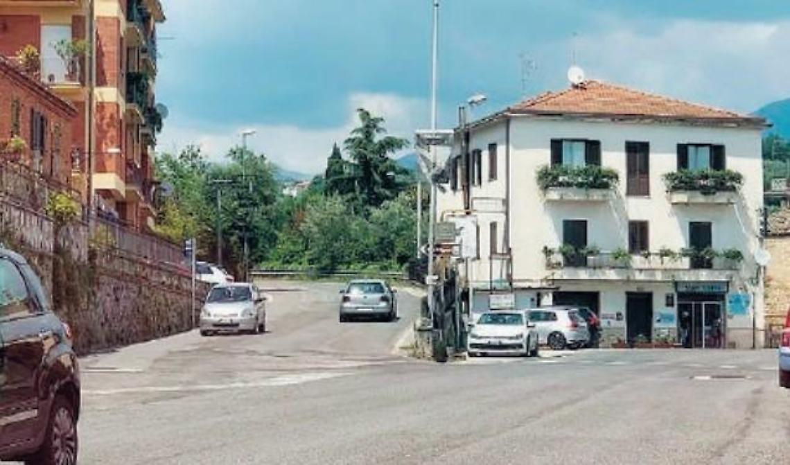 Incrocio da incubo, mezzi pesanti bloccati e code interminabili: la protesta