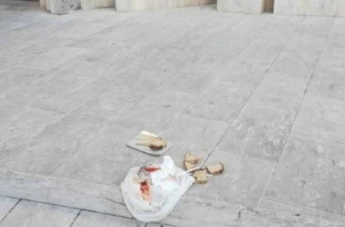 Banchettano sul sagrato della chiesa e lasciano i resti: l'inciviltà
